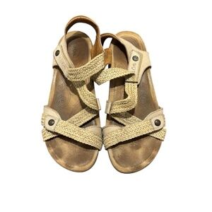Taos Women's Trulie Lightweight Leather Sandal in Stone Size 7-7.5